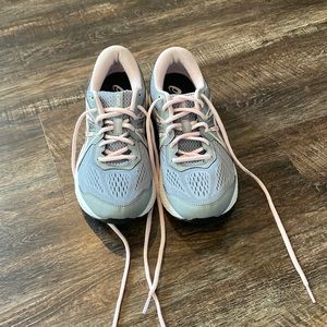 Women’s ASICS amplifoam size 9 1/2
